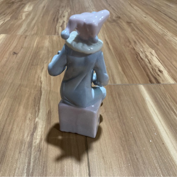 Vintage Russ Berrie Clown Figurine With Mandolin~Pastel Porcelain - Picture 2 of 3